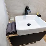 Alure Residences 5 & 24h Self Check-in, Private Parking In Front Of The Building Included, New Building, The Building Has Its Own Park With A And Outdoor Fitness, Children's Playground, Center Lägenhet Banská Bystrica