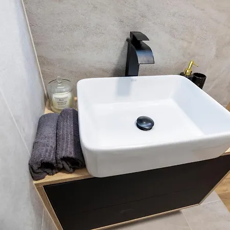 Alure Residences 5 & 24h Self Check-in, Private Parking In Front Of The Building Included, New Building, The Building Has Its Own Park With A And Outdoor Fitness, Children's Playground, Center Apartament Bańska Bystrzyca