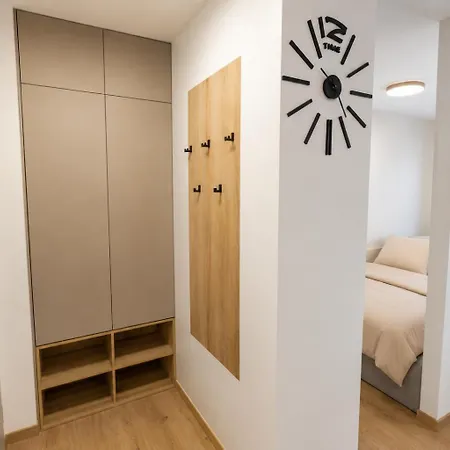 Apartament Alure Residences 5 & 24h Self Check-in, Private Parking In Front Of The Building Included, New Building, The Building Has Its Own Park With A And Outdoor Fitness, Children's Playground, Center Bańska Bystrzyca