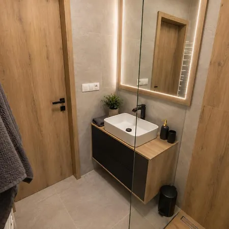 Alure Residences 5 & 24h Self Check-in, Private Parking In Front Of The Building Included, New Building, The Building Has Its Own Park With A And Outdoor Fitness, Children's Playground, Center Apartman Besztercebánya